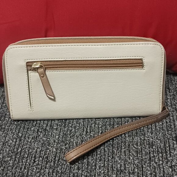 RELIC Cream, Brown, Blue Chevron Zip-Around Wallet Wristlet - Picture 2 of 4